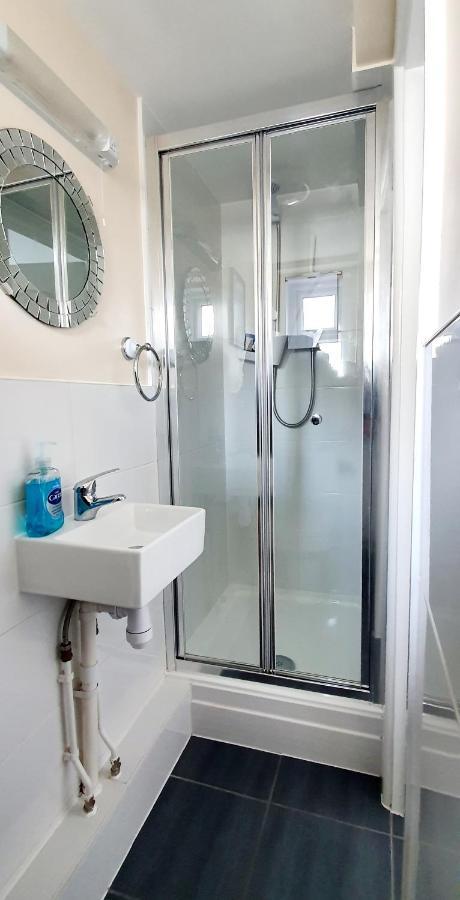 Sea Breeze, 2 Bdr With En-Suites, Private Parking, Internet- Sleeps 4 Ppl Bournemouth Dış mekan fotoğraf