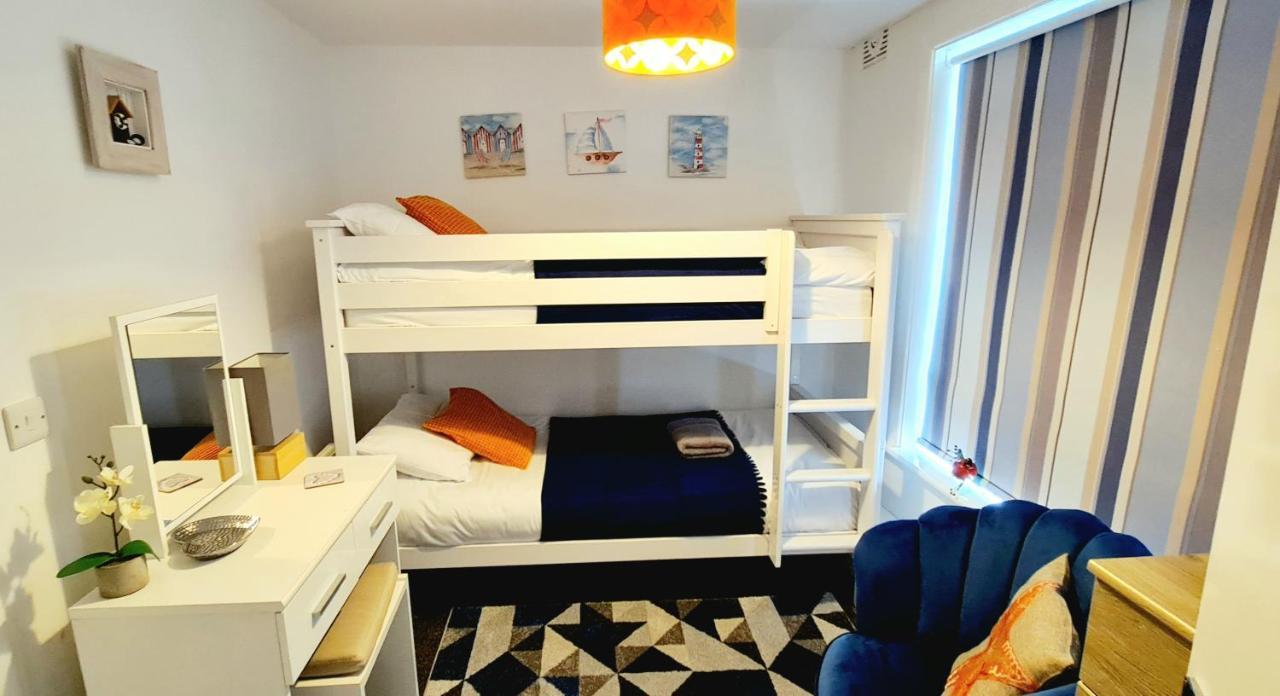 Sea Breeze, 2 Bdr With En-Suites, Private Parking, Internet- Sleeps 4 Ppl Bournemouth Dış mekan fotoğraf