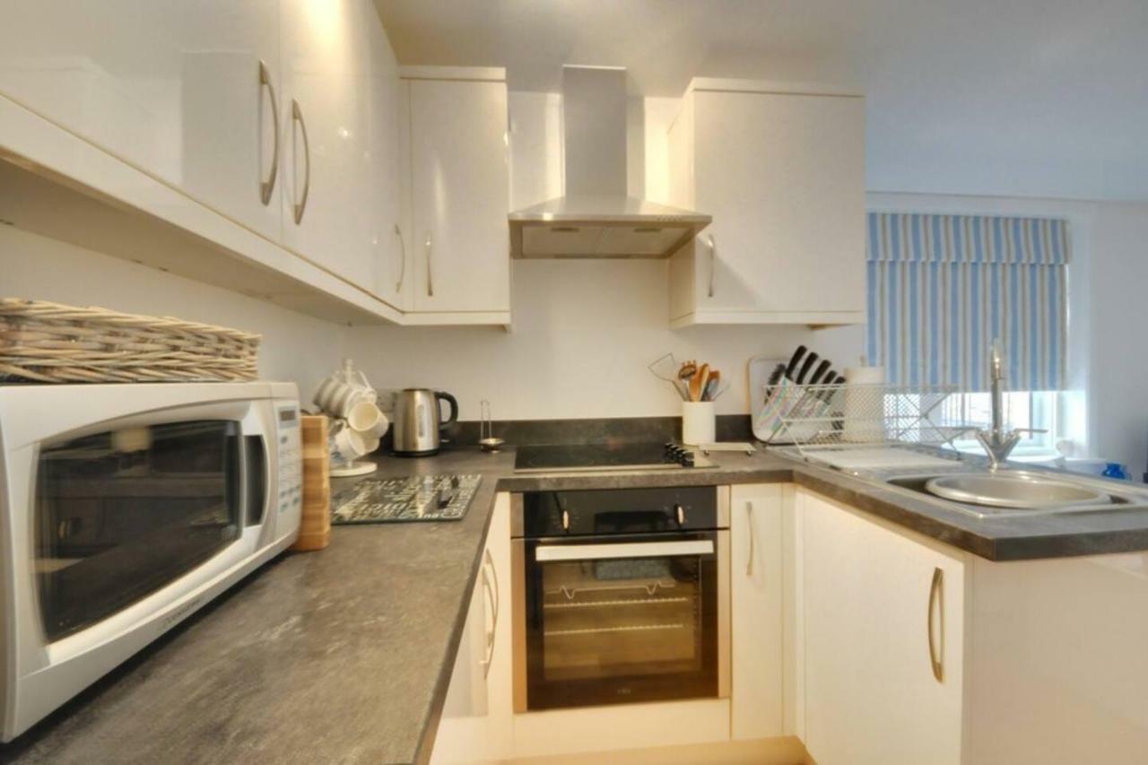 Sea Breeze, 2 Bdr With En-Suites, Private Parking, Internet- Sleeps 4 Ppl Bournemouth Dış mekan fotoğraf